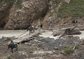 Traversée d'un pont lors d'une randonnée à cheval