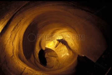 Detail der riesigen Töpfe in der Brettern Höhle