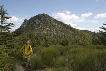 Junge wandert in den Bergen Ardéchoise Frankreich