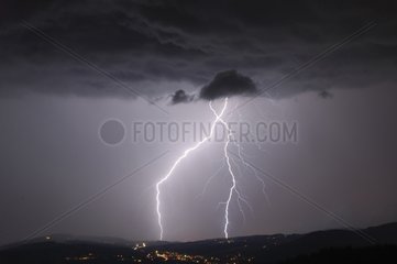 Lightnings während eines Gewitters in der Nähe von Crueilles