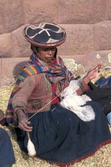 Frau in traditioneller Kleidung drehen Wolle Peru