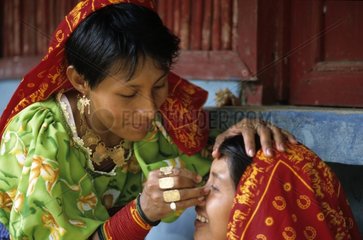 Femme maquillant une autre femme Kuna Panama