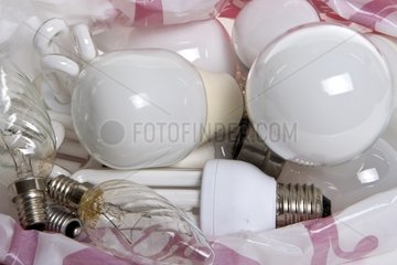 Retrieval of light bulbs