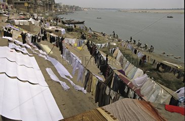 Kleidung trocknen an DrÃ¤hten am Ufer des Flusses Indien
