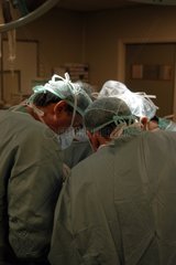 Chirurgiens pratiquant une opération en bloc opératoire