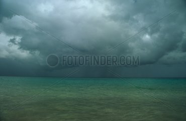 Himmel des Sturms auf dem Meer in Guadeloupe