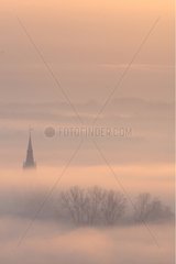 Kirchturm am frühen Morgen Mist Obernai Elsace Frankreich