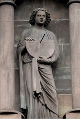 Statue eines Teenagers  der eine Sonnenuhr Strasburg Frankreich trägt