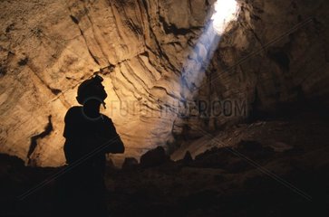 Spelologe in der Höhle von Majlis Al Jinn