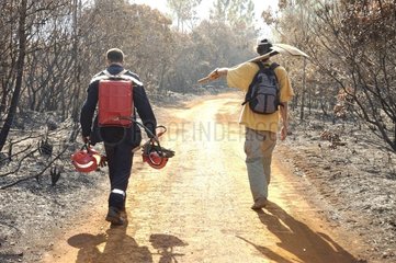Freiwilliger und Feuerwehrmann mit Robbenpumpe in Neukaledonien