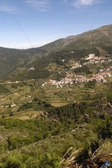 Weißes Dorf mit dem natürlichen Da Parque Serra da Estrela Portugal