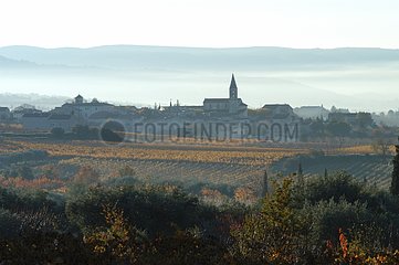 Village provençal sous une brume automnale Provence