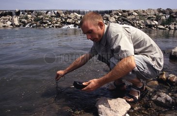 Technicien mesurant la température de l'eau de la Durance