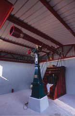Das Teleskop von Pater Jossets und das geschlossene Dach des Observatoriums