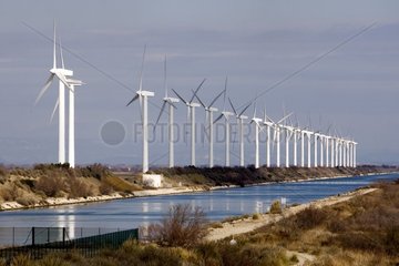 Windpark am Rand eines Kanals fos-sur-mer Frankreich