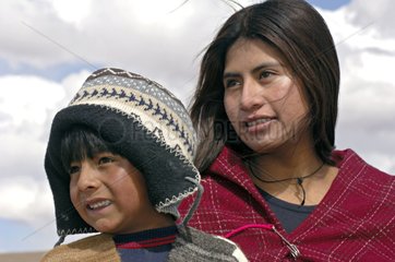 Quechua Mädchen und ihr kleiner Bruder Altiplano Bolivien