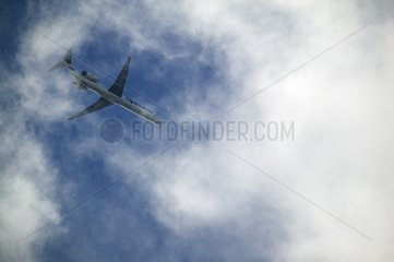 Flugzeug fliegt in den Wolken