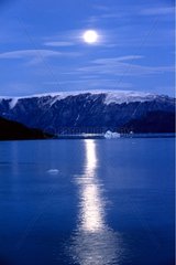 Mondrise auf einem grönländischen Fjordgrönland
