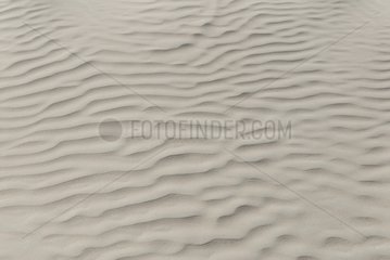 Wellen im Sand der Lagune Ojo de Liebre