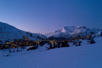 Les Deux Alpes Skigebiet nachts in Isère Frankreich