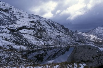 See in schneebedeckten Bergen Peru
