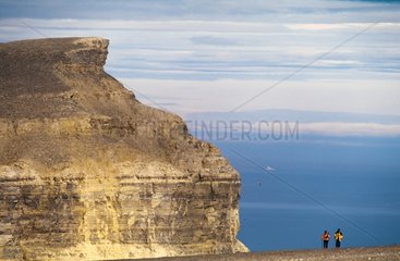 Vue du Cap Mastard et hommes sur la falaise