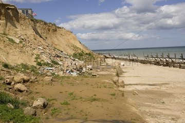 Überreste von zusammengebrochenen Häusern nach schwerer Küstenerosion