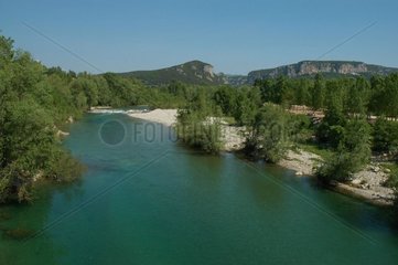 Der Hérault River und im Grund der Landschaft die Cévennes