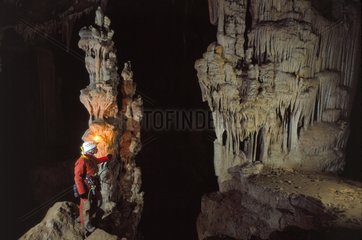 Femme spéléologue Grotte de Corberes Sierra Rossell Espagne