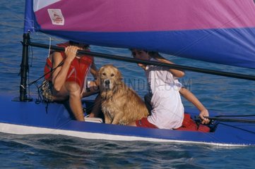 Hund und diese Meister auf einem Segelschiff Frankreich