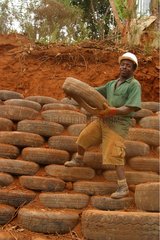 Construction d'un mur de soutènement en pneus usagés Mayotte