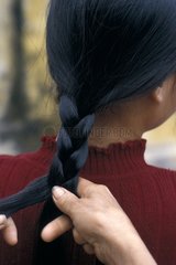 MÃ¤dchen  das ihre Haare vietnam flechtet