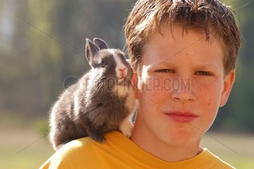 Adolescent avec son lapin sur l'épaule