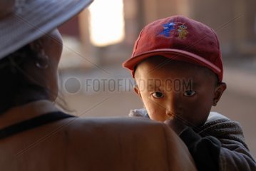 Moso -Junge in den Armen seiner Mutter Yunnan China