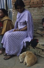 Schlafender Hund in der Nähe einer Frau in der Nepal Street