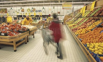Obst- und Gemüseabteilung in einem Supermarkt