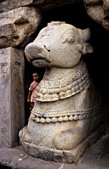 Statue von Nandi und Kind Mamallapuram Tamil Nadu India