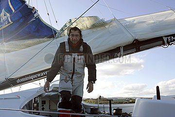 Skipper D. Wavre in seinem beschädigten Boot auf Kergueleninseln