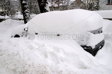 Auto unter dem Schnee in Saint Laurent im Grandvaux Jura