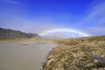 Fluss und Regenbogen Somerset Island Nunavut Kanada