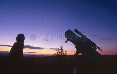 Astronom mit seinem Teleskop nach einer Nacht der Beobachtung