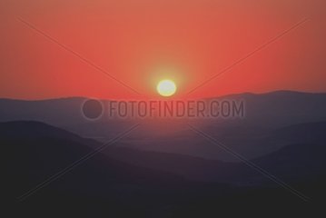 Sonne mit der Oberseite der Berge Frankreich [at] niederlegen
