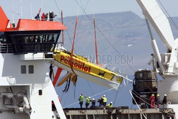 Marion Dufresne hebt an Bord eines beschädigten Rennboots Taaf