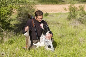 Hunter welcomed her dog in a rabbit hunt Lot France