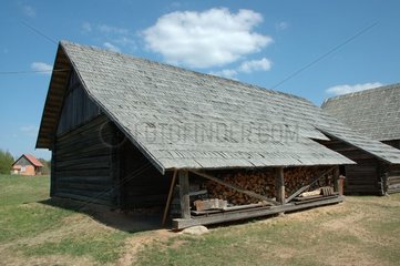 Traditionelle Konstruktion mit Fliesen aus Holzlettland
