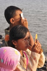 Kinder  die eine ringförmige Sonnenfinsternis der Sonne Java beobachten