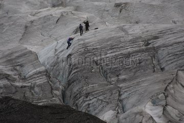 Klettern Sie die Vorderseite eines Gletschers in Island