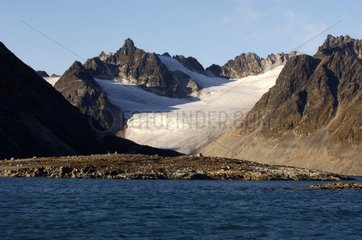 Gletscher fällt in einen Fjord in Magdelenabay Spitzberg