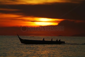 Bootsbesatzungen bei Sonnenuntergang Malaysia
