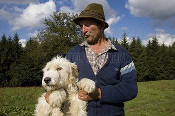 Hirtener und sein Hund Anti-Wolf und Anti-Bär-Karpatus Rumänien